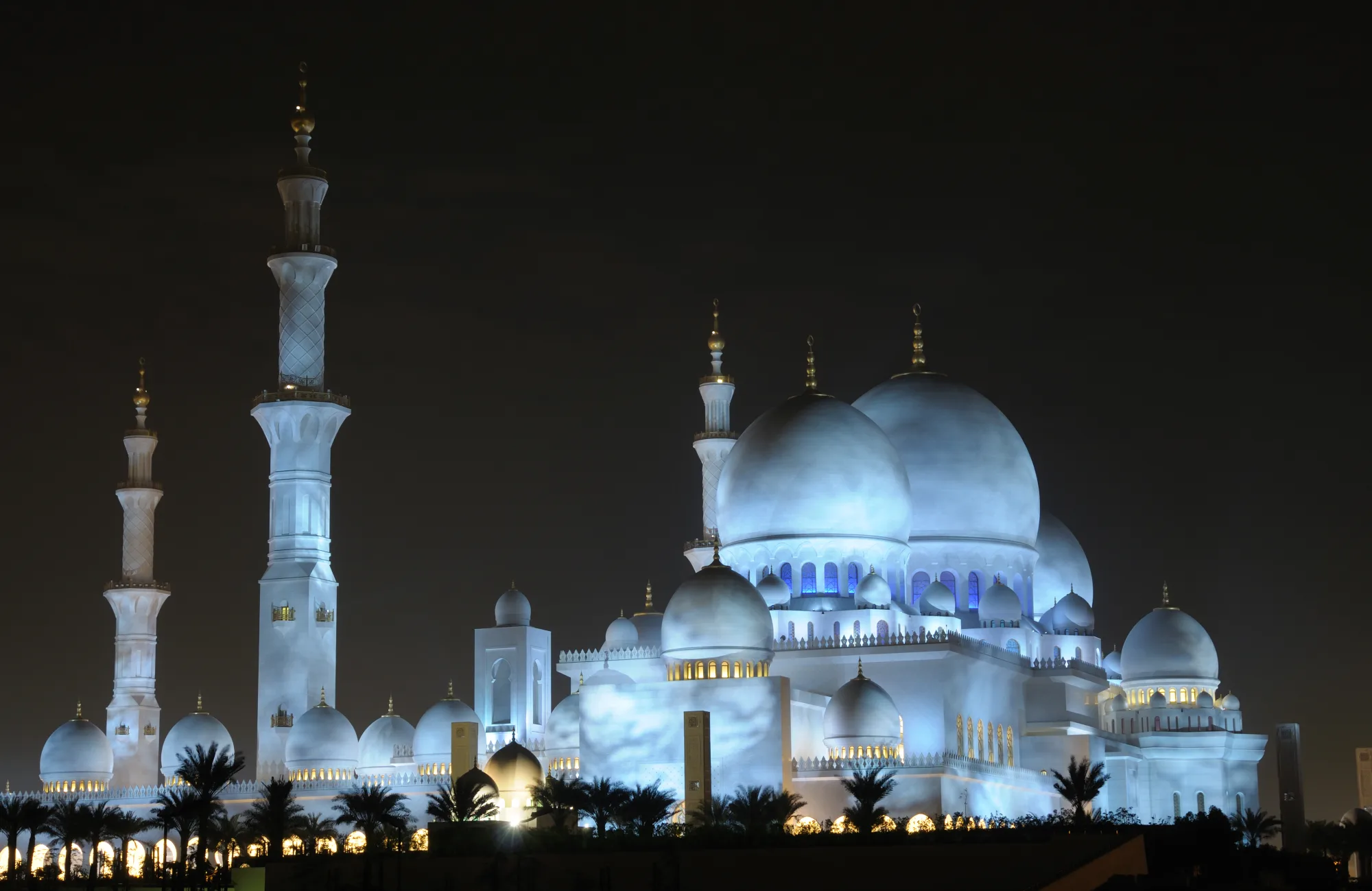 Sheikh Zayed Grand Mosque with its white marble domes and grand architecture during the Abu Dhabi Full Day City Tour